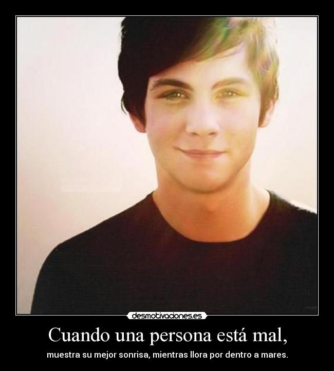 Cuando una persona está mal, - muestra su mejor sonrisa, mientras llora por dentro a mares.