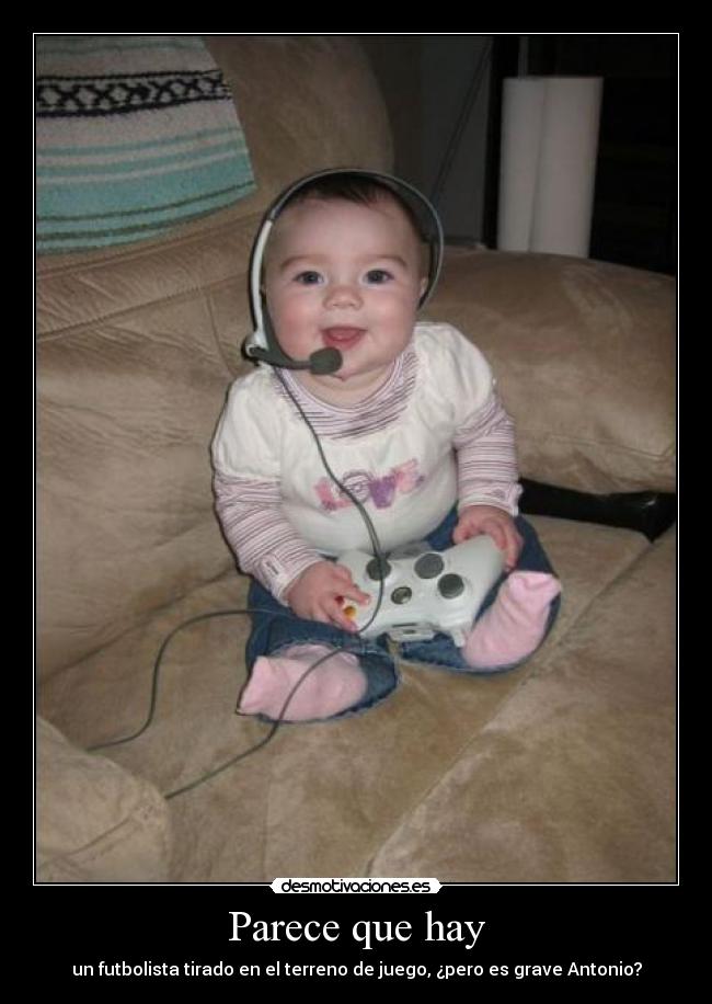 Parece que hay - un futbolista tirado en el terreno de juego, ¿pero es grave Antonio?