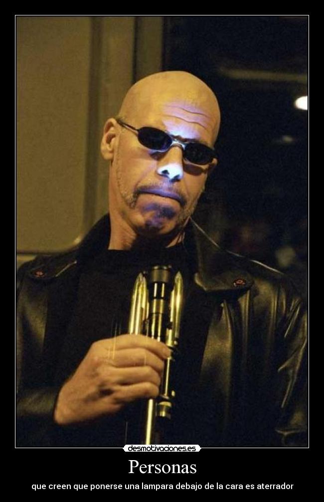 Personas - que creen que ponerse una lampara debajo de la cara es aterrador