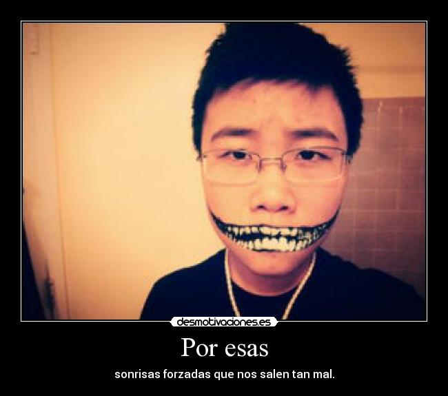 Por esas - sonrisas forzadas que nos salen tan mal.