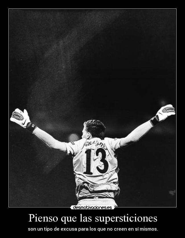 Pienso que las supersticiones - son un tipo de excusa para los que no creen en sí mismos.