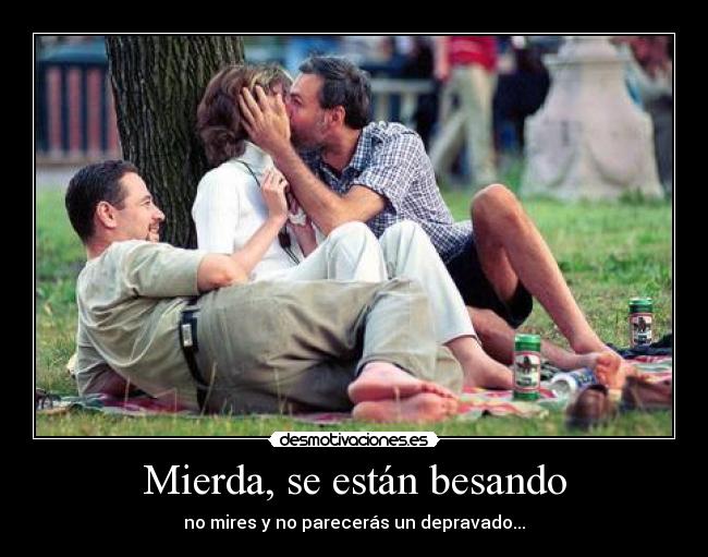 Mierda, se están besando - no mires y no parecerás un depravado...