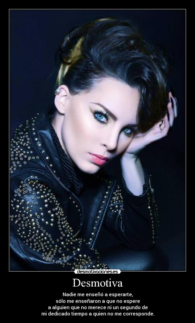 Desmotiva - Nadie me enseñó a esperarte,
sólo me enseñaron a que no espere
a alguien que no merece ni un segundo de
mi dedicado tiempo a quien no me corresponde.