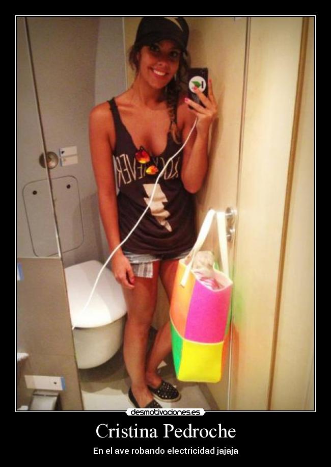 Cristina Pedroche - En el ave robando electricidad jajaja