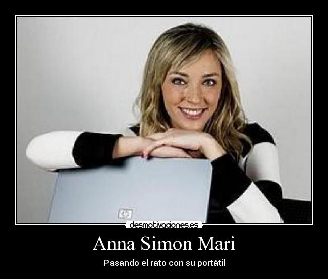 Anna Simon Mari - Pasando el rato con su portátil
