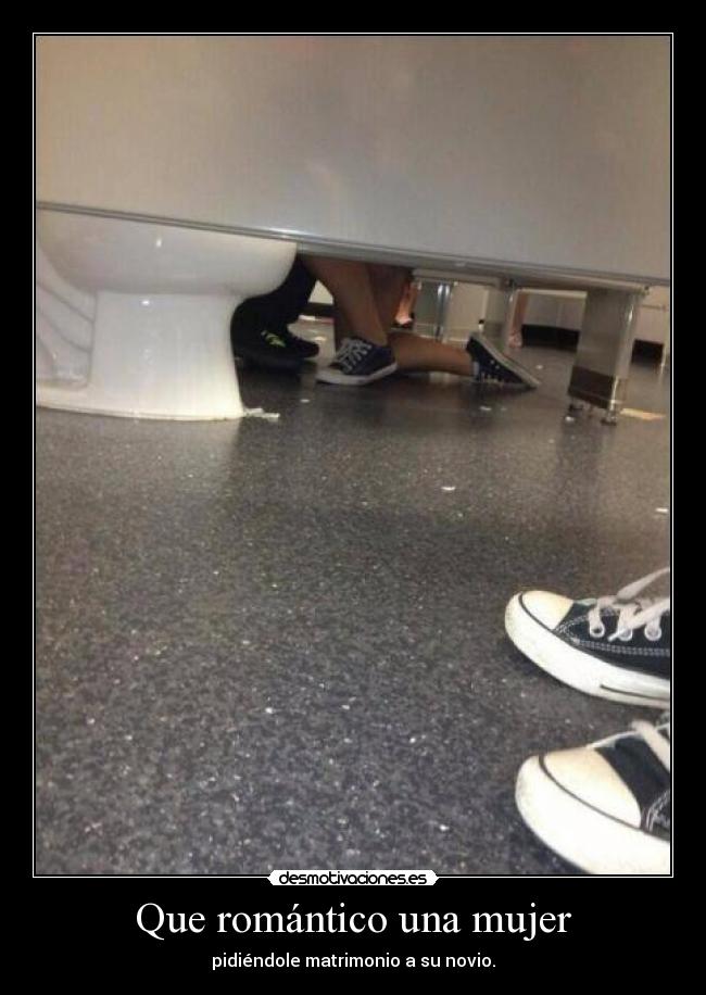 Que romántico una mujer - pidiéndole matrimonio a su novio.