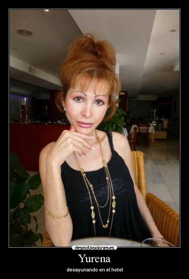 Yurena - desayunando en el hotel