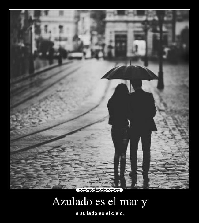 Azulado es el mar y - a su lado es el cielo.