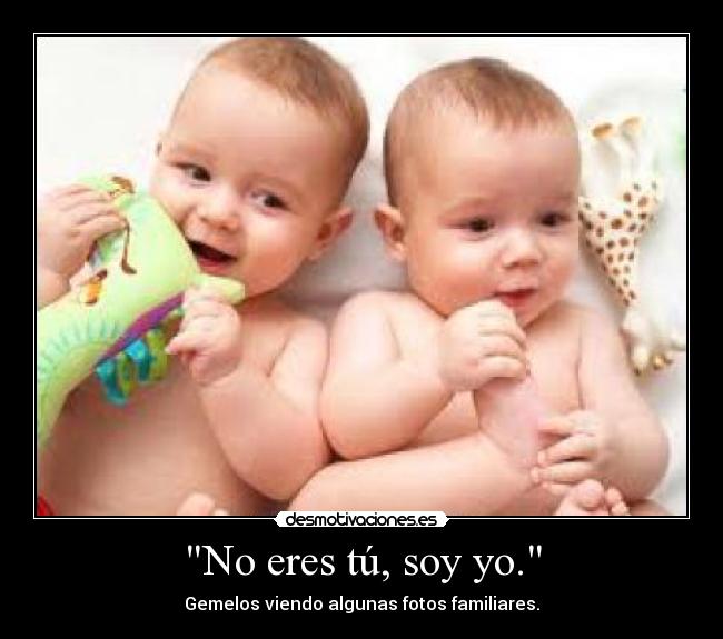 No eres tú, soy yo. - Gemelos viendo algunas fotos familiares.