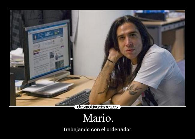 Mario. - Trabajando con el ordenador.
