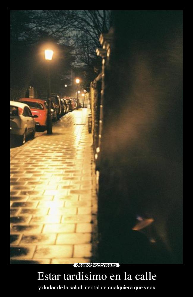 Estar tardísimo en la calle -