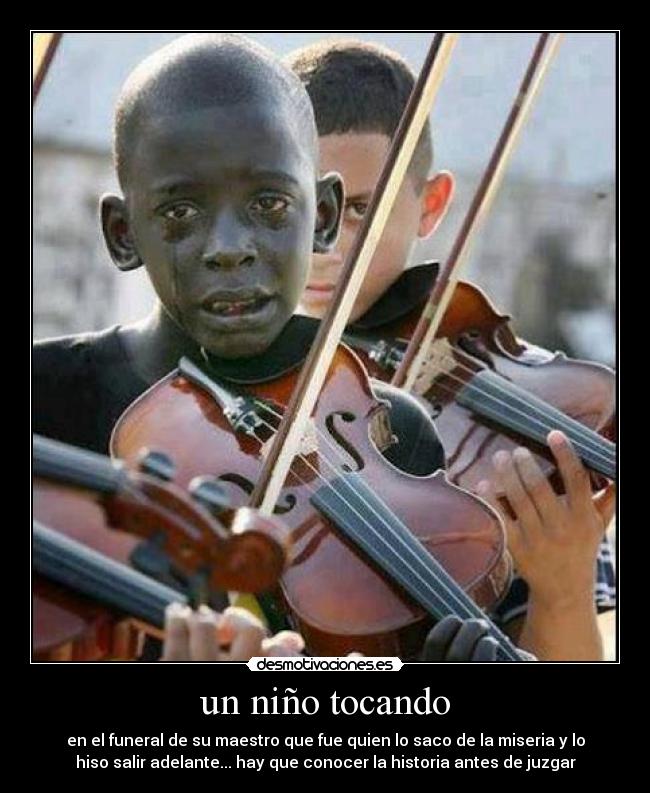 un niño tocando -