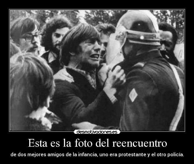 Esta es la foto del reencuentro - de dos mejores amigos de la infancia, uno era protestante y el otro policía.