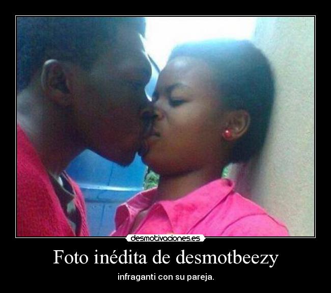 Foto inédita de desmotbeezy - infraganti con su pareja.