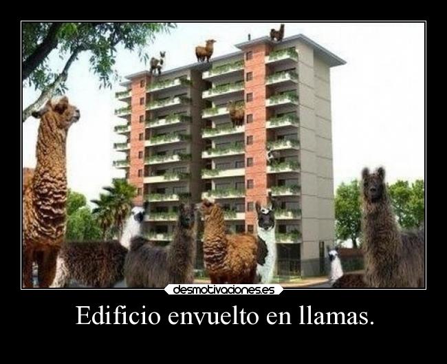 Edificio envuelto en llamas. - 