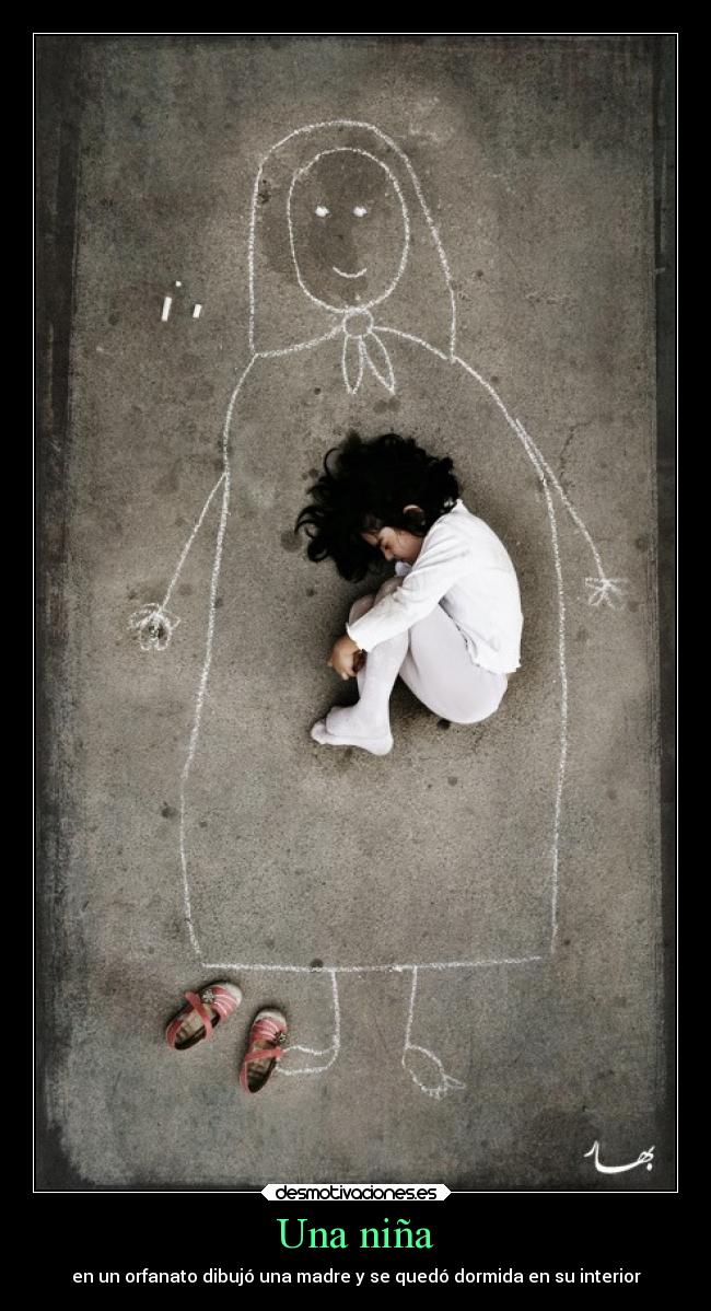 Una niña - en un orfanato dibujó una madre y se quedó dormida en su interior