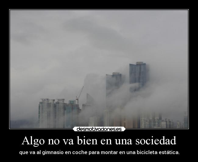 Algo no va bien en una sociedad - que va al gimnasio en coche para montar en una bicicleta estática.