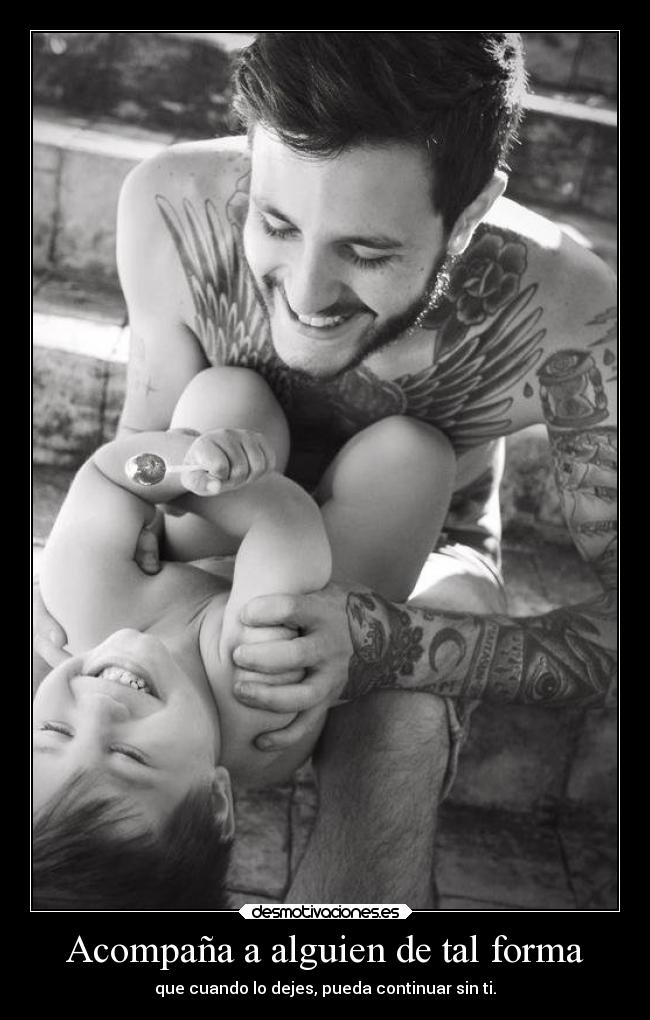 Acompaña a alguien de tal forma -