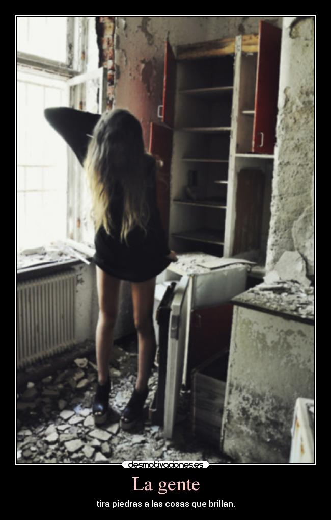La gente - tira piedras a las cosas que brillan.