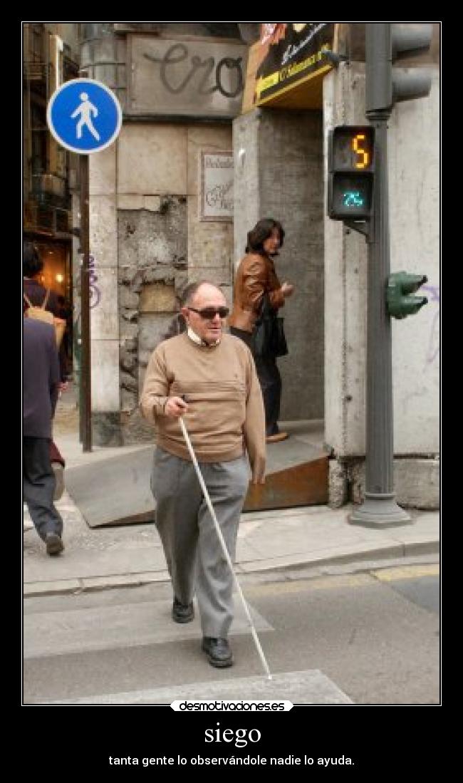 siego - tanta gente lo observándole nadie lo ayuda.