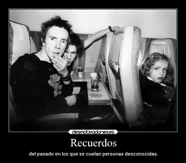 Recuerdos - del pasado en los que se cuelan personas desconocidas.