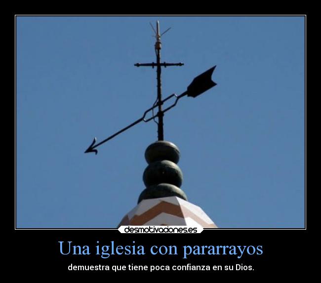 Una iglesia con pararrayos -