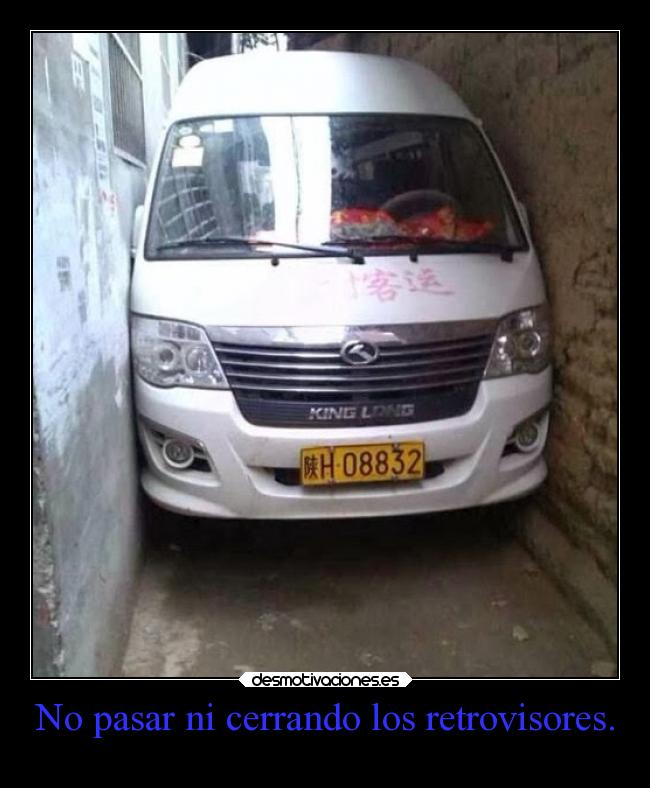 No pasar ni cerrando los retrovisores. - 