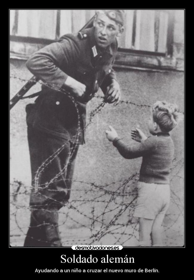 Soldado alemán - Ayudando a un niño a cruzar el nuevo muro de Berlín.