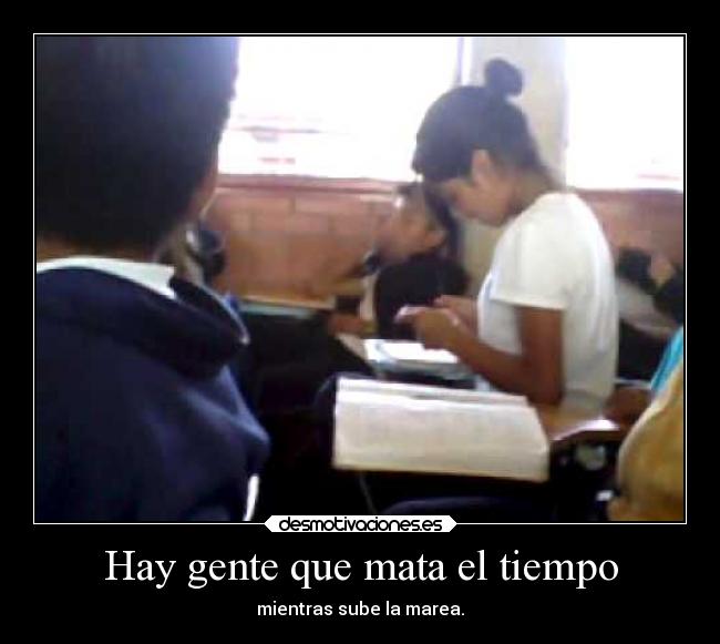 Hay gente que mata el tiempo - mientras sube la marea.