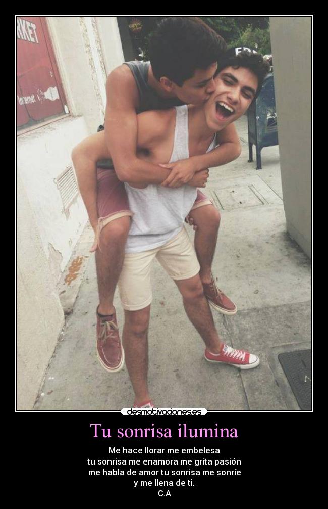 Tu sonrisa ilumina - Me hace llorar me embelesa
tu sonrisa me enamora me grita pasión
me habla de amor tu sonrisa me sonríe
y me llena de ti.
C.A