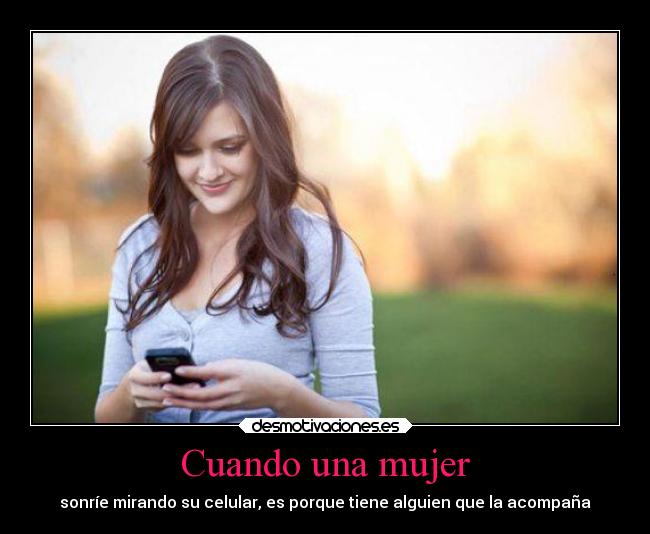 Cuando una mujer - sonríe mirando su celular, es porque tiene alguien que la acompaña