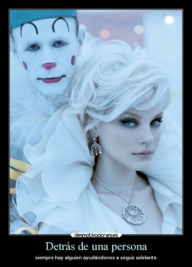Detrás de una persona - siempre hay alguien ayudándonos a seguir adelante.