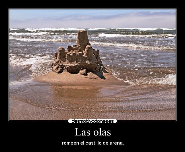 Las olas - rompen el castillo de arena.
