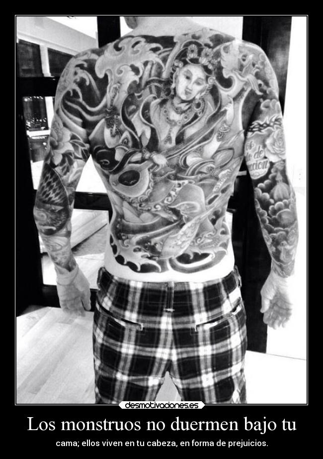 Los monstruos no duermen bajo tu -