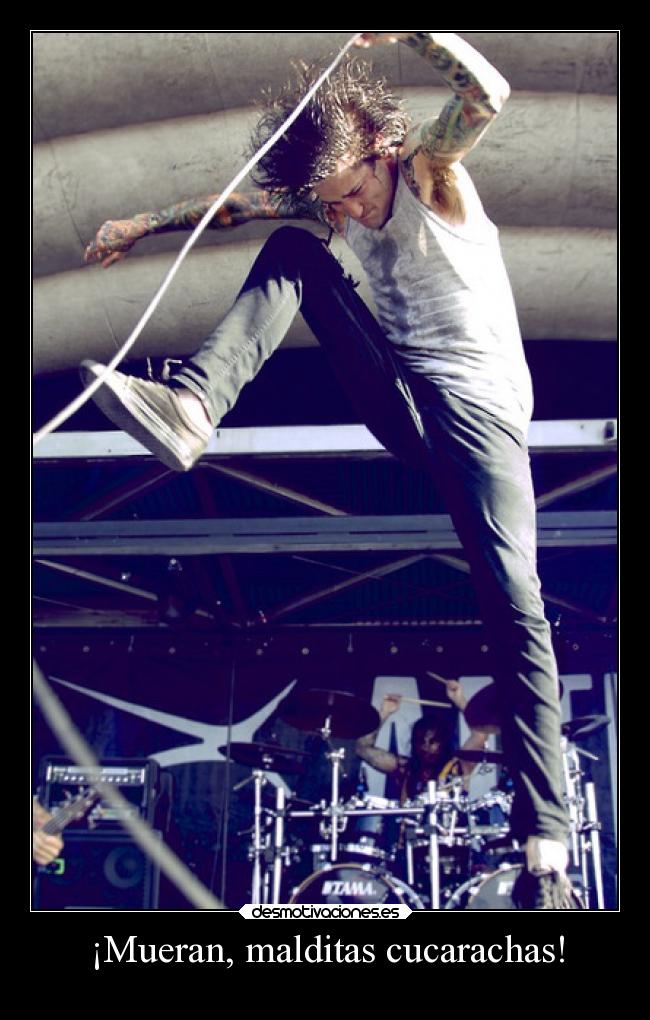 ¡Mueran, malditas cucarachas! -