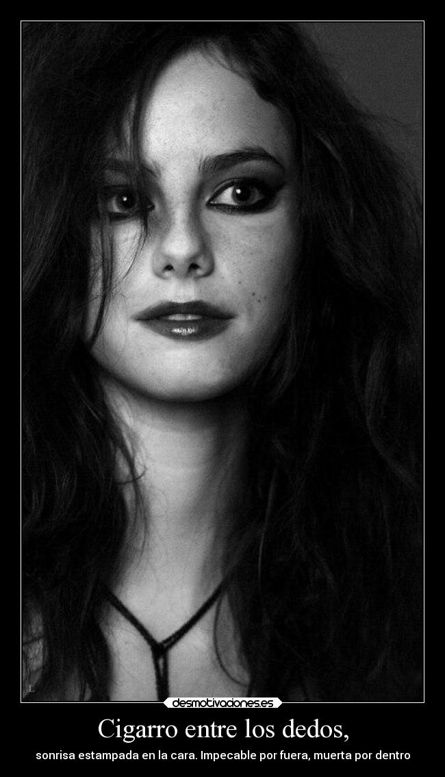 Cigarro entre los dedos, -