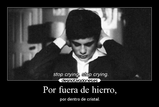 Por fuera de hierro, - por dentro de cristal.