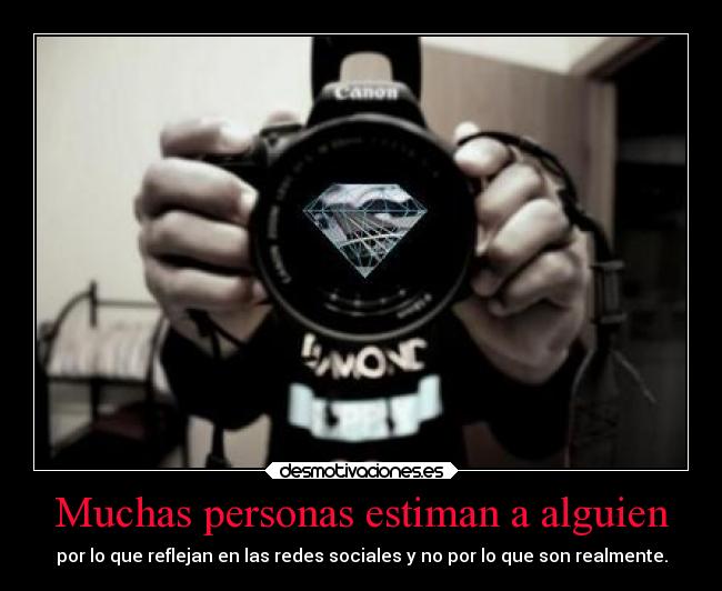 Muchas personas estiman a alguien - por lo que reflejan en las redes sociales y no por lo que son realmente.
