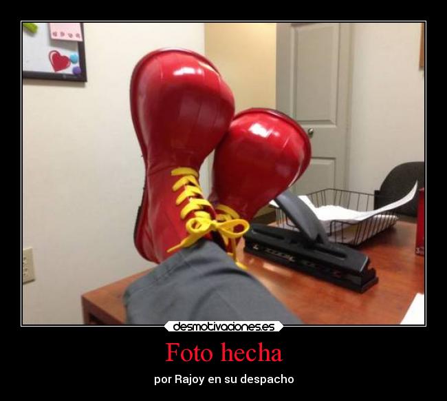 Foto hecha - por Rajoy en su despacho