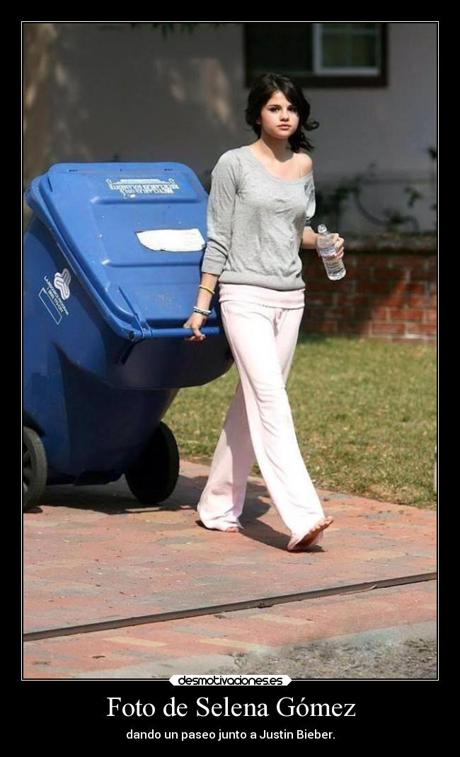 Foto de Selena Gómez - dando un paseo junto a Justin Bieber.