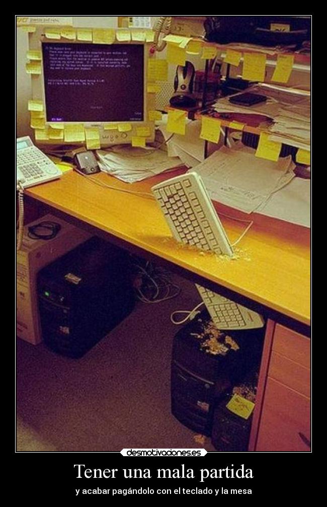 carteles humor mala particda clavar teclado mesa resubido desmotivaciones
