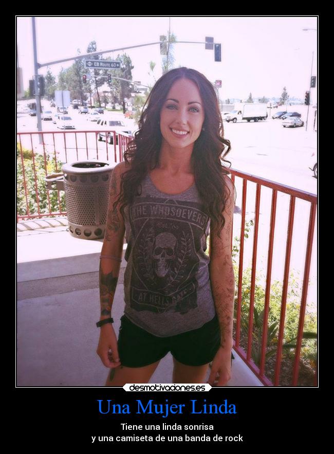 Una Mujer Linda - Tiene una linda sonrisa
y una camiseta de una banda de rock