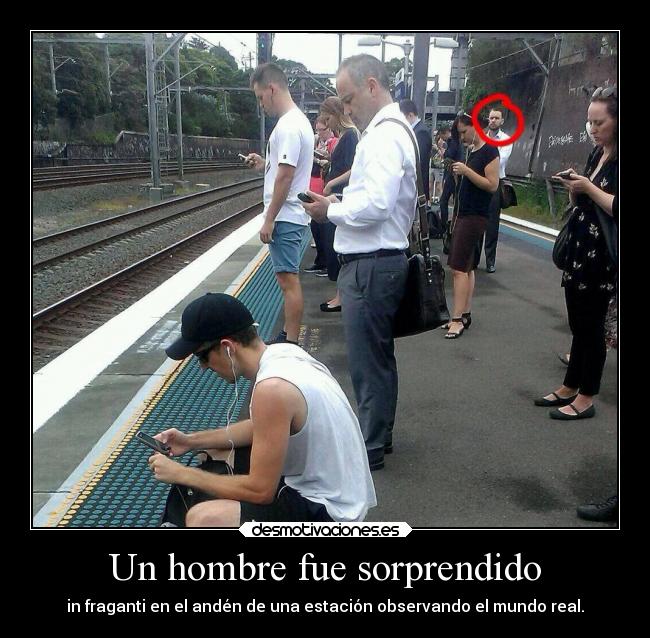 Un hombre fue sorprendido - in fraganti en el andén de una estación observando el mundo real.