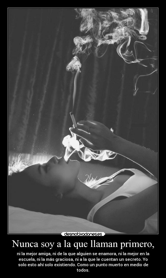Nunca soy a la que llaman primero, - ni la mejor amiga, ni de la que alguien se enamora, ni la mejor en la
escuela, ni la más graciosa, ni a la que le cuentan un secreto. Yo
solo esto ahí solo existiendo. Como un punto muerto en medio de
todos.