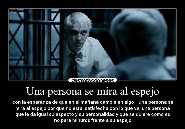 Una persona se mira al espejo - 