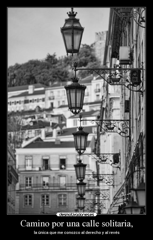 Camino por una calle solitaria, -