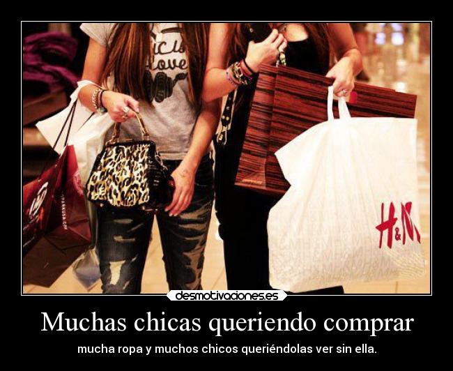 Muchas chicas queriendo comprar - mucha ropa y muchos chicos queriéndolas ver sin ella.
