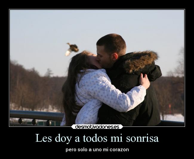 Les doy a todos mi sonrisa - pero solo a uno mi corazon