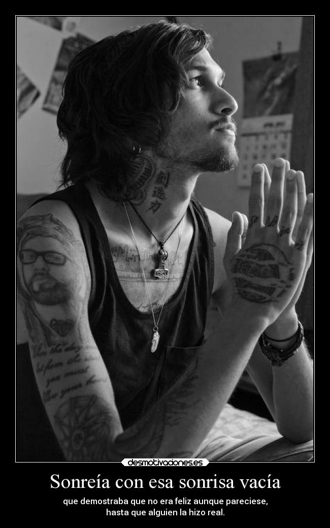 Sonreía con esa sonrisa vacía -