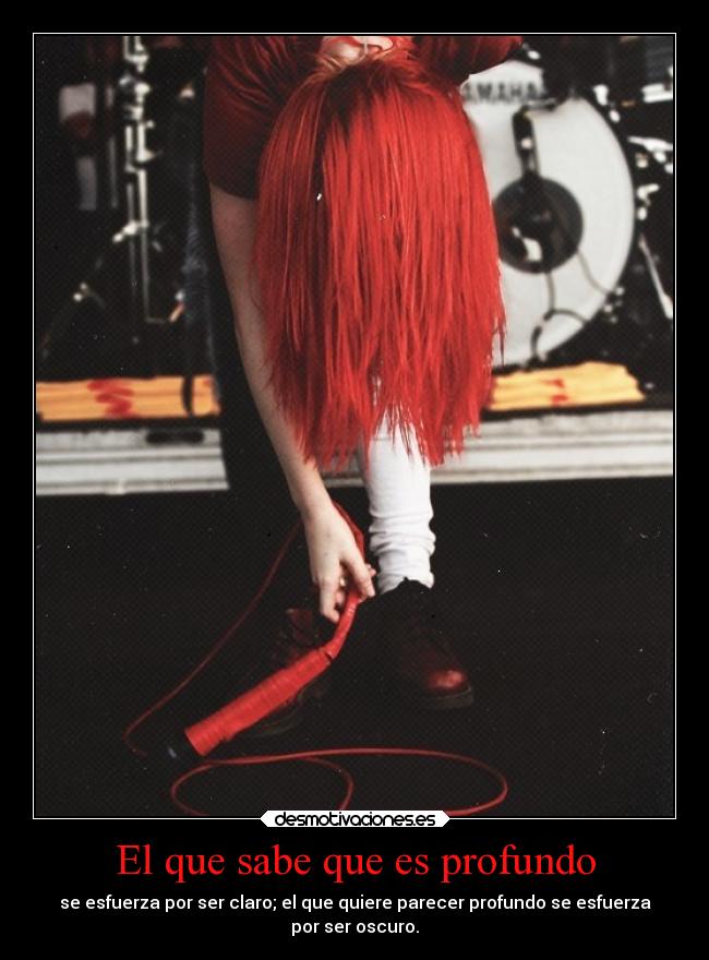 El que sabe que es profundo - se esfuerza por ser claro; el que quiere parecer profundo se esfuerza
por ser oscuro.